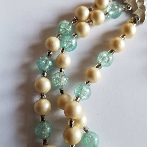 Relisted -Vintage three strand necklace Blue and off white plastic beads - Picture 8 of 16